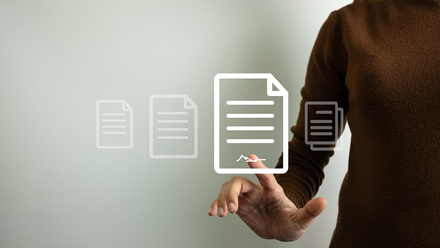 vecteezy_businesswoman-sign-electronic-documents-via-the-internet_24299691.jpg 2