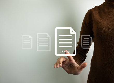 vecteezy_businesswoman-sign-electronic-documents-via-the-internet_24299691.jpg 2